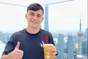 与东方明珠同窗佩德里拿蜜雪冰城,在外滩秀上海话:侬好上海