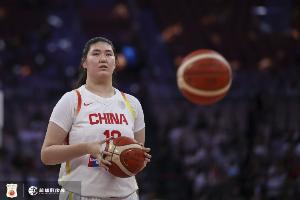 媒体人:这场主要看张子宇如何应对美国女篮的发挥 其他没法看了