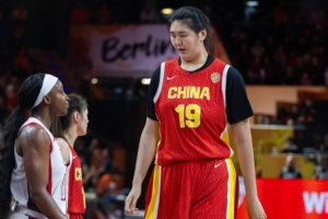 解说:这算是中国女篮的正常水平 张子宇在场上是有一定牵制力的