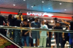 松弛感拉满!库里在中国香港商场做活动 楼下客人该吃吃该喝喝