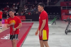 记者:赵嘉义&李弘权出场热身 将出战中国男篮与日本男篮的比赛