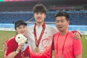 肇宸惟时隔两年入选国青,肇俊哲鼓励儿子:为国出征继续向前!