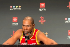 KD:我们抢下前场板后的转换不好 半场进攻也需要多传球更有耐心