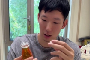 周琦晒Vlog:可以是第一次做月饼 还算成功祝大家中秋快乐!