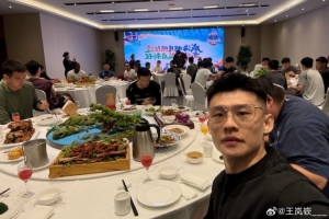 与队友一起吃月饼和聚餐!王岚嵚晒照:中秋快乐