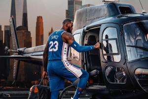 单程4000刀!美媒曝詹姆斯御用飞行员:服役20年 擅驭极端天气