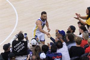 对面开挂!半场湖人三分命中率33.3% 勇士15中10&命中率66.7%