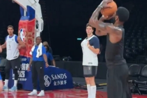 全力备战中国赛第二战!NBA官方晒出欧文训练场上有对抗训练视频