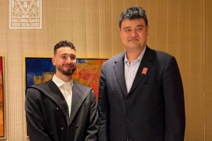 申京点赞!火箭官方晒姚明和申京合照:过去和现在