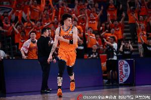 予取予求!张镇麟半场9中5拿到10分5篮板1抢断 正负值达+15