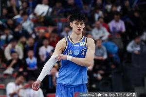 杜锋打趣:我很喜欢曾凡博但他老受伤 打比较好的几场都是对广东