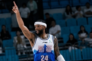 媒体人:辛普森28+6+13+2断 已经证明自己是新疆男篮赛季最佳引援