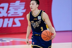 难阻失利!胡明轩13中6拿15分4板5助 三分7中3