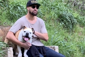 克莱:我全心全意爱着我的斗牛犬Rocco 愿它安息!